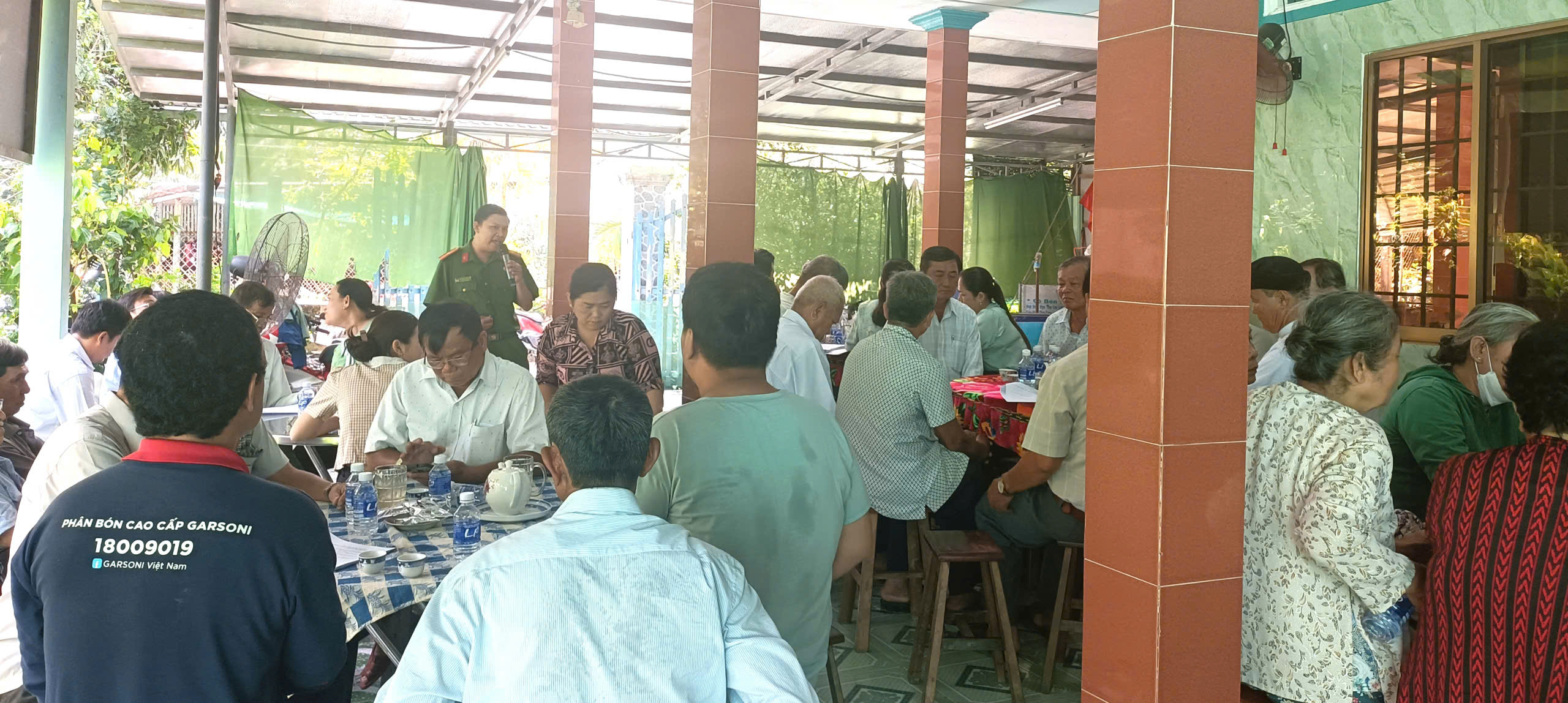 Chủ tịch UBND xã Lương Hòa Lạc gặp gỡ nhân dân ấp Lương Phú A về các chỉ số quản trị hành chính công (PAPI)