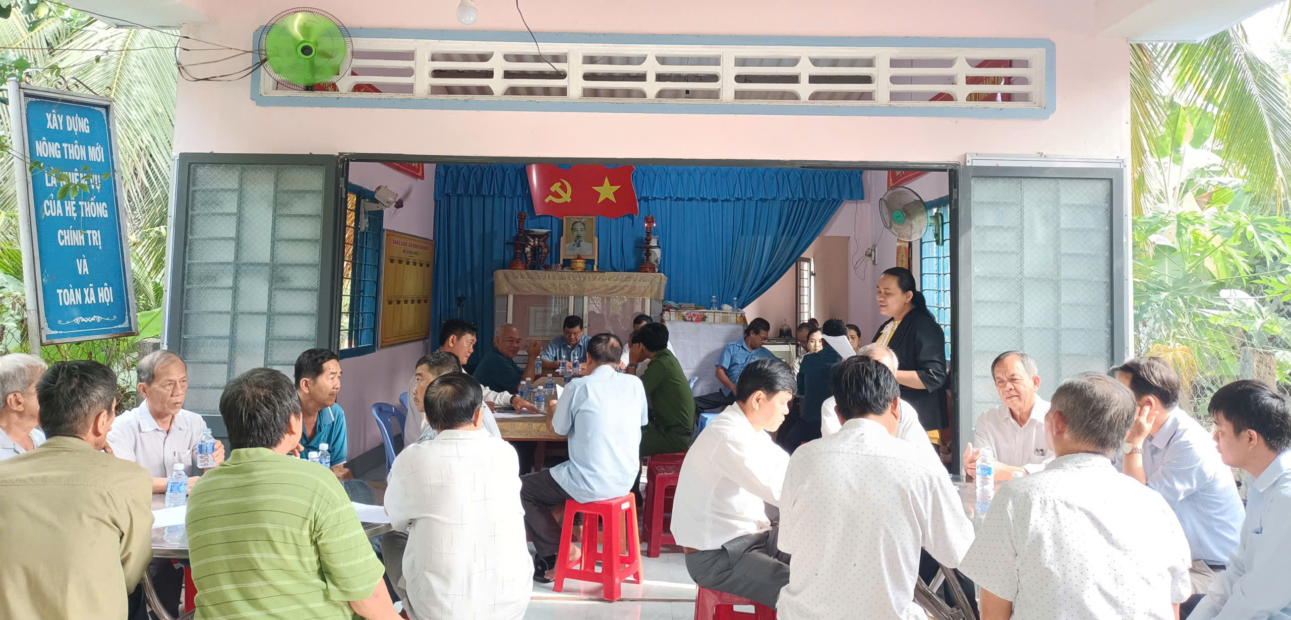 Chủ tịch UBND xã Lương Hòa Lạc gặp gỡ nhân dân ấp Lương Phú C về các chỉ số quản trị hành chính công (PAPI)